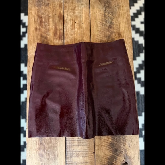 Mini skirt in trendy leather pop of red - Picture 5 of 6